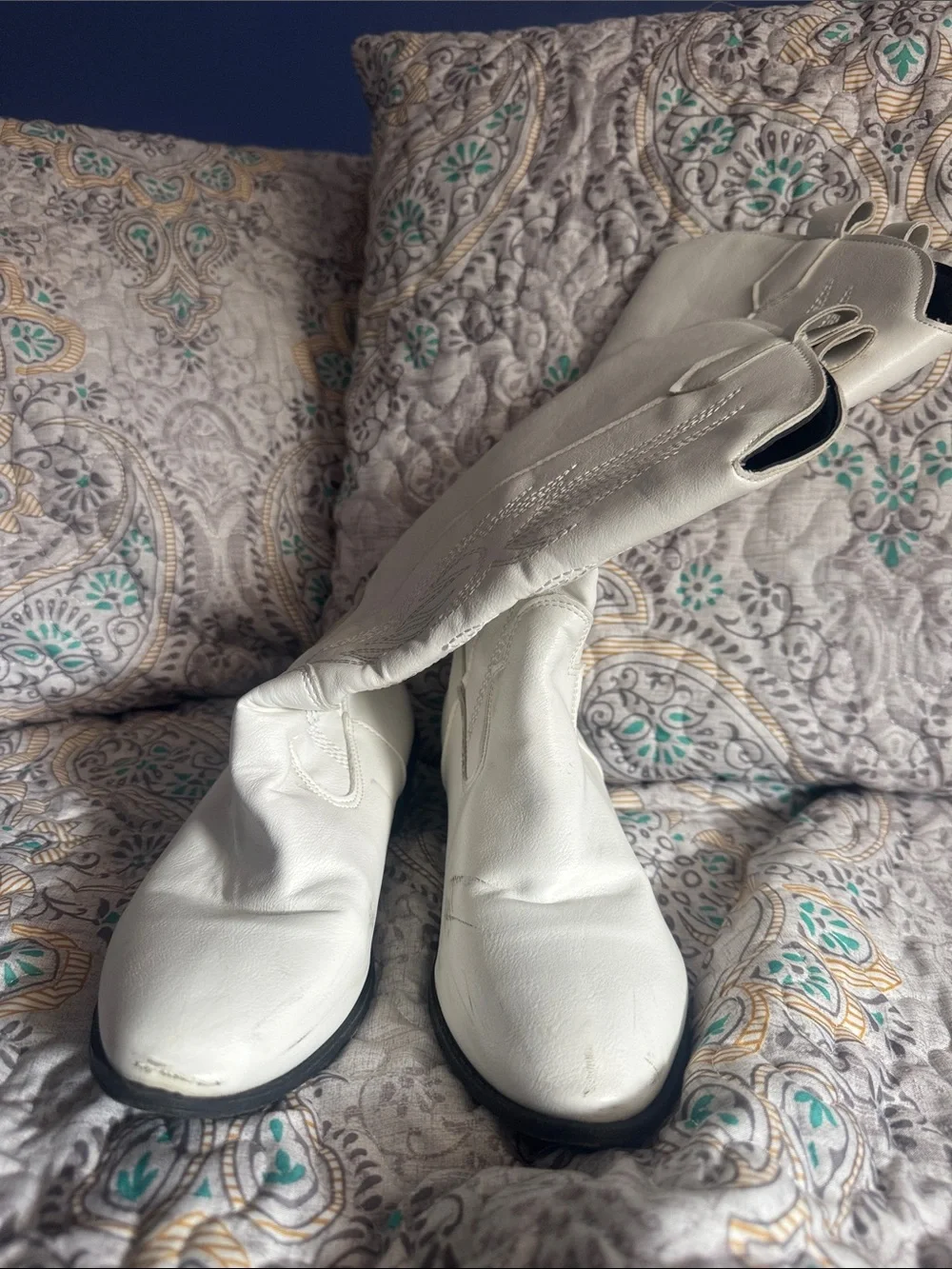 Women's White Knee-High Leather Boots - Classic Riding Style